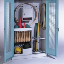 Geräteraum mit Sportgeräten gefüllt