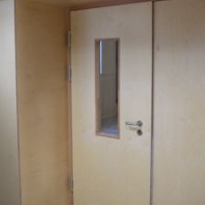 zweiflügelige Tür mit Sichtfenster