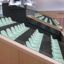 mit Schalenssitzen ausgestattete Tribüne 