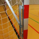 Handrad und Schiene von Handballtor