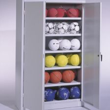 Ballschrank mit Bällen bestückt