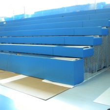 Teleskoptribüne elektrisch ausgefahren - in Bau