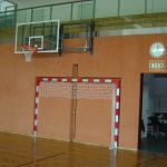 Wettkampfbasketballanlage seitlich klappbar über Handballtor